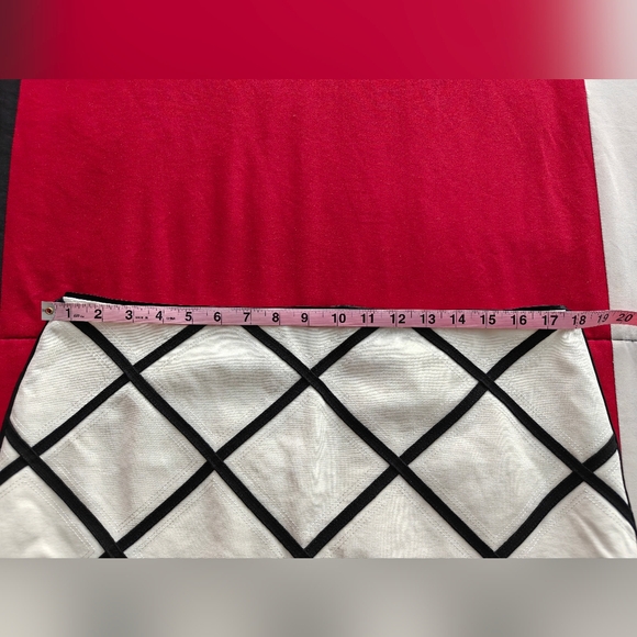 White House/Black Market In Chic Black and Cream Grid Skirt, Size 14 - Picture 3 of 5